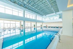 Swimming pool with forced-air ventilation