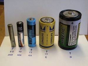 Батарейки для колонки на фоне других батареек