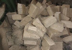 DIY peat briquettes