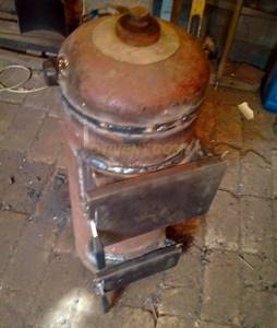 Vertical potbelly stove made from a cylinder