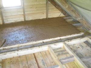 Insulate the ceiling of a bathhouse with clay and sawdust or sawdust with cement. Which is better and is there a difference?