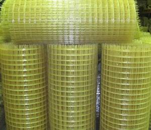 Photo - Laying rolled plastic mesh
