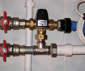 Photo - Installing a three-way valve on a manifold