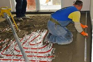 Photo - Filling a water floor with a screed