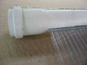 Фрагмент солнечного коллектора из пластиковой трубы и сотового поликарбоната