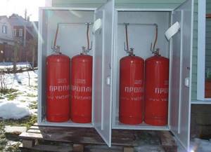 Gas cylinders can be installed behind the greenhouse