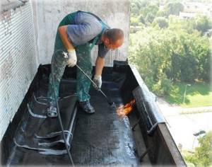 Waterproofing a flat roof with roofing felt
