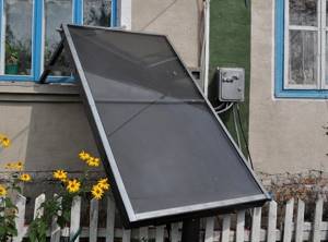 How to heat water with the sun: a simple solar structure and its installation