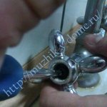 How to unscrew a valve if it is stuck