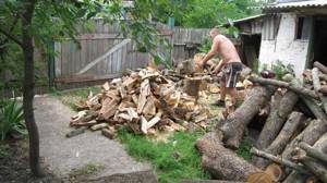 Как правильно колоть дрова: колун застрял в чурбаке, разворачиваем и обухом объем по колоде