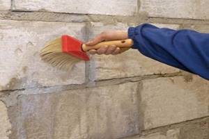 как правильно крепить пеноплекс к стене снаружи: нанесение грунтовки