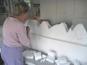 How to cut polystyrene foam correctly so as not to crumble