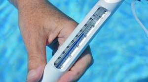 How to use a thermometer to measure water temperature