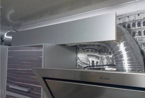 Козырек на кухонном шкафчике для воздуховода