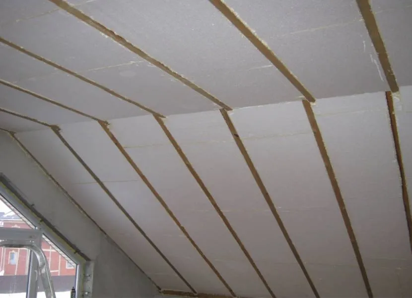 Roof insulated with foam plastic