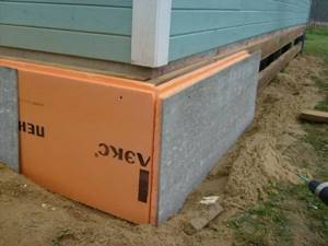 installation of penoplex on a pile-screw foundation