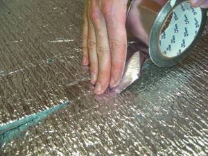 Монтажные стыки или случайные порезы полотен проклеиваются самоклеящейся алюминиевой лентой