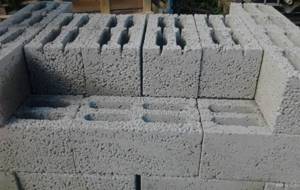 Round granules of expanded clay can be seen on the surface of the block. Depending on the brand, they can be of different sizes, in larger or smaller quantities 