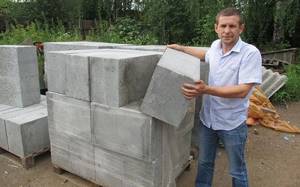 Despite their large dimensions, polystyrene foam blocks are lightweight