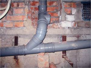 The management company is obliged to notify Rospotrebnadzor about the installation of a sewer plug for the debtor.