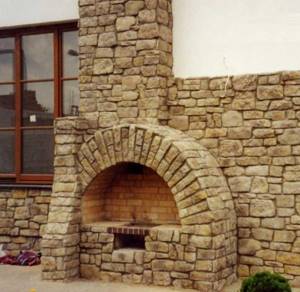Cladding a fireplace with stone can also be done outdoors