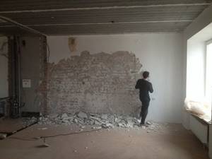 Cleaning the wall before applying warm plaster