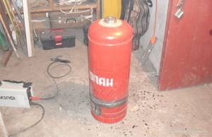 The stove can be made from an old gas cylinder