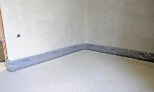 A damper tape must be glued along the perimeter at the junction of the floor and walls