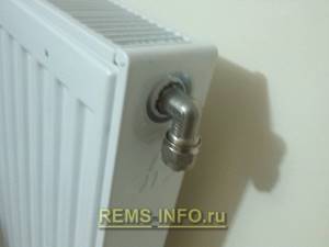 Подключение радиатора отопления - переходник установлен.