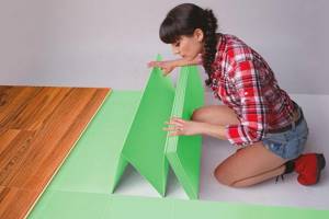 The accordion-type underlay allows you to lay the material faster