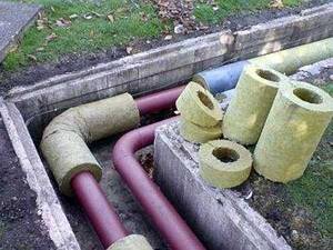 An example of laying pipes above the freezing depth in a prepared ditch. The insulation of the water supply is carried out with a special insulation, with a suitable internal diameter 