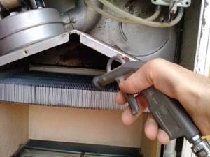 Cleaning the heat exchanger plates