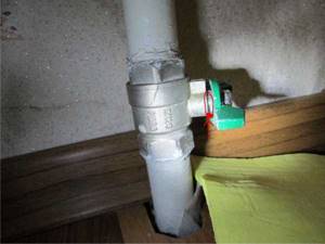 Leakage in areas of shut-off valves (taps, valves, plugs)