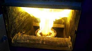 Operation of a retort burner in a boiler