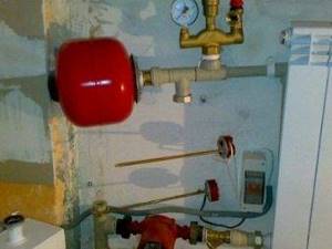 Expansion tank for heating closed type installation