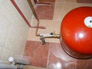 Expansion tank for heating closed type installation