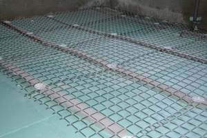 Sections of the mesh should be laid overlapping and secured with clamps