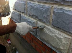 Seams in walls made of heat blocks must be rubbed down and protected from water