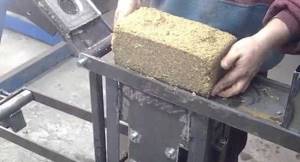 Machine for the production of fuel briquettes