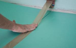 The joints between the heat-insulating mats are taped