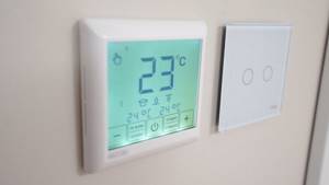 Терморегулятор позволяет управлять инфракрасным тёплым полом, задавая нужную температуру
