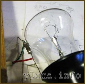 The thermistor MMT-4 is placed next to the incandescent light bulb