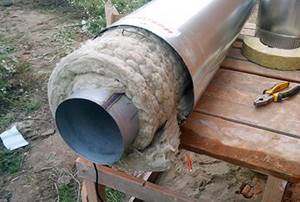 Insulated underground pipe for heating