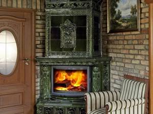 Corner tiled stove-fireplace