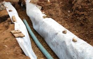 Laying drainage pipes