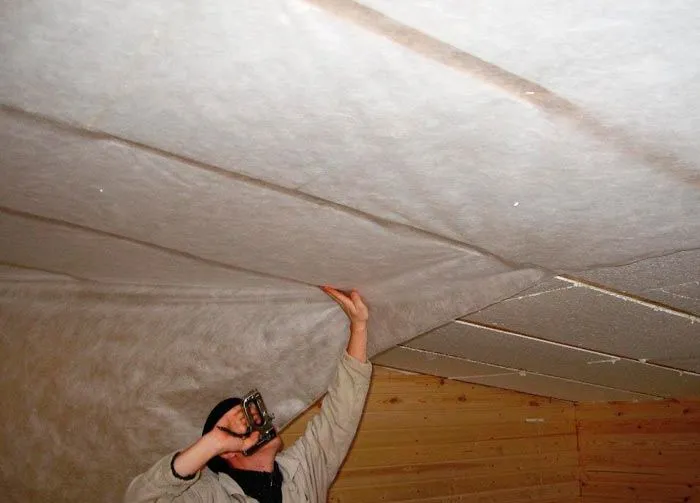 insulation of the ceiling in a wooden house