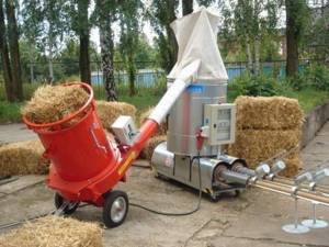 You can use shavings, straw, hay, and dry leaves as raw materials.