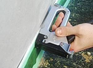 Why do you need a damper tape for a self-leveling field?