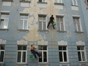 Cleaning the walls of the external facade of the building