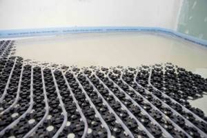 Filling mats with bosses with screed